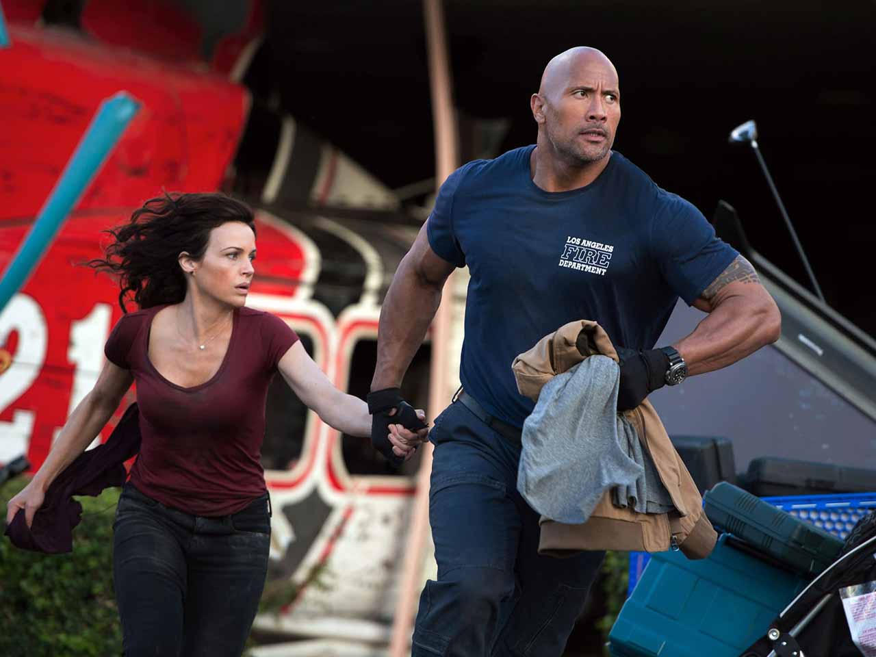 Carla Gugino and Dwayne Johnson in SAN ANDREAS