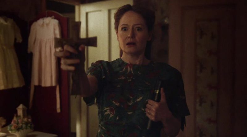 Miranda Otto tries to scare off demons in ANNABELLE CREATION.